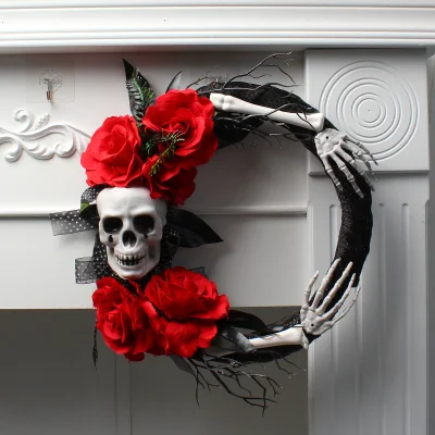 Articolo spaventoso: regalo per la festa di Halloween con ghirlanda di mani fantasma con teschio e rosa rossa